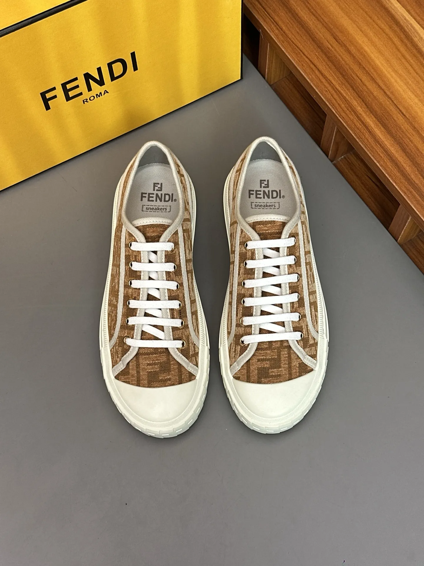 Men's shoes 💰580 FENDI Match men's lace-up sneakers. ♞size; Couple model 35-40 (female) 39~45 (men) This item comes from the Stefano Pilati design series and is made of black leather with gray leather details. Rubber sole with FENDI lettering on the side Material: 100% calfskin, lining: 70% polyester, 27% nylon
